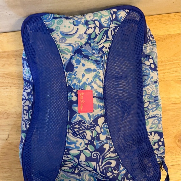 Lilly Pulitzer packing cube in a blue and white patterned fabric - Picture 6 of 9